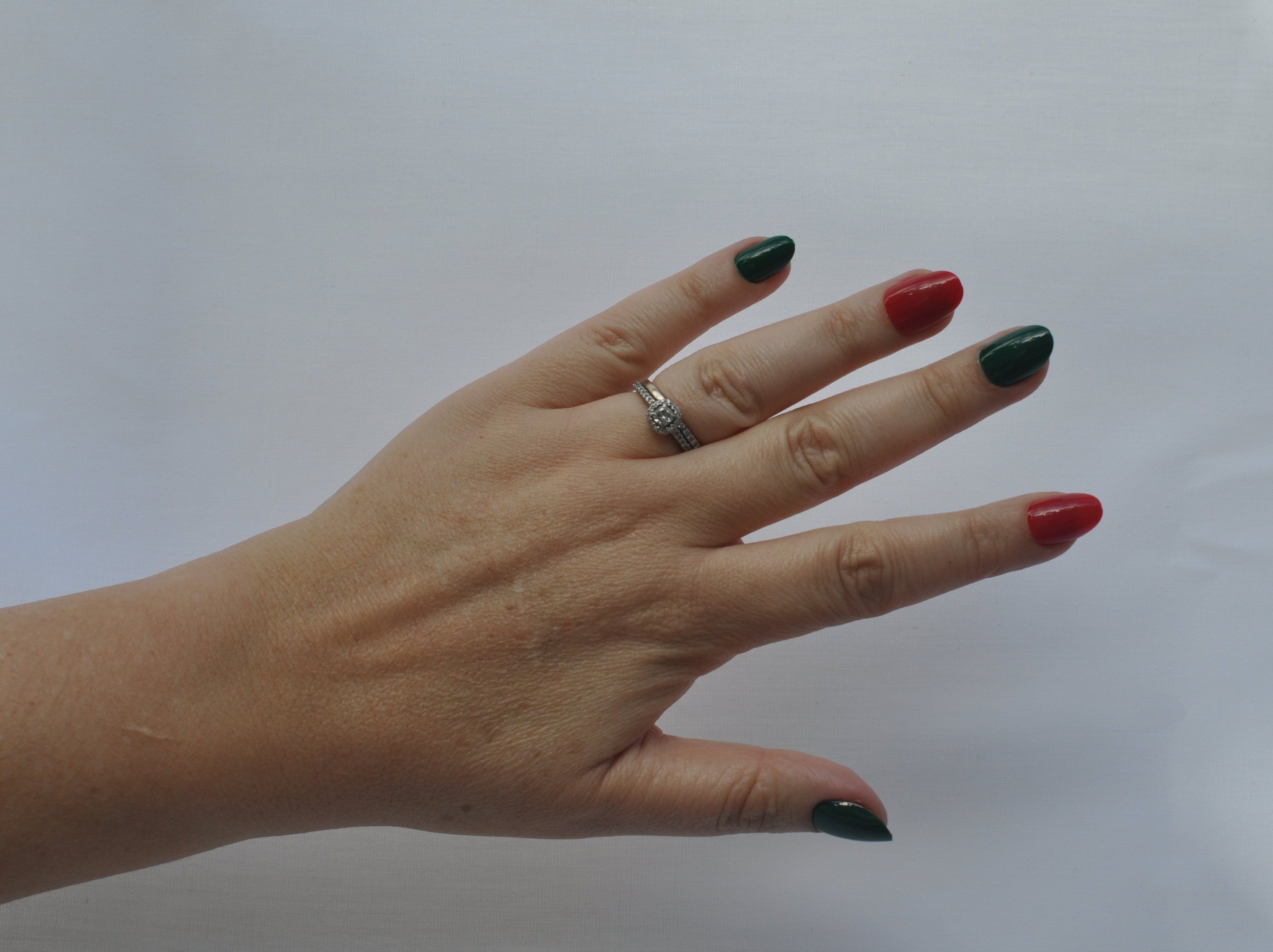 Red and Green   press-on nails (30PC) Matchday Mani